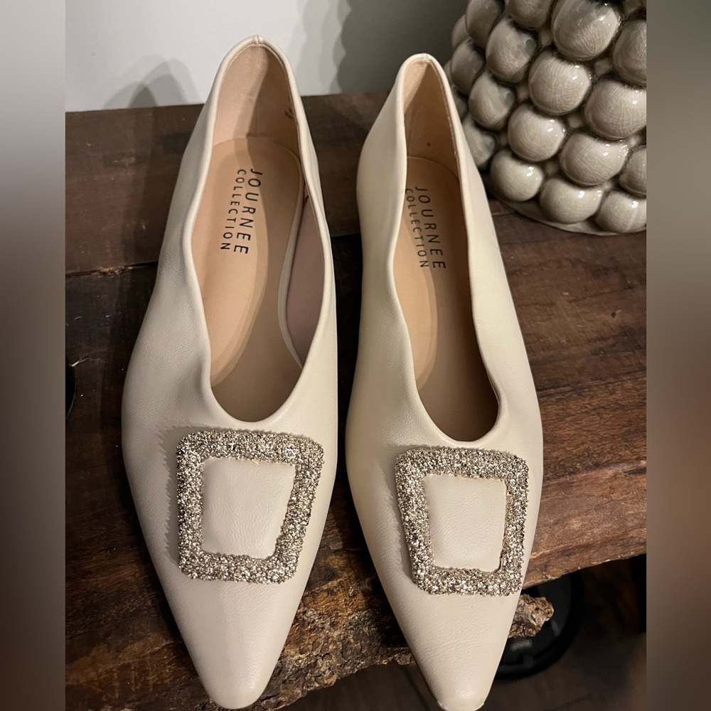 Journee Collection Women's Cream Flats with Silver Buckle Size 9